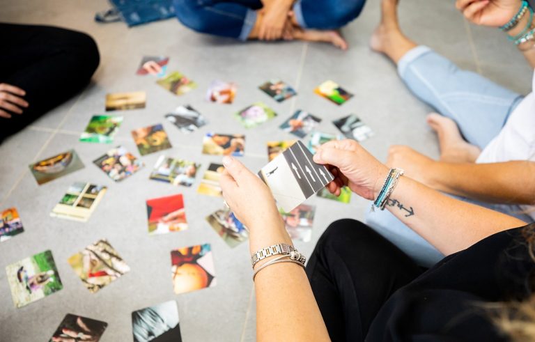 קלפים על הרצפה